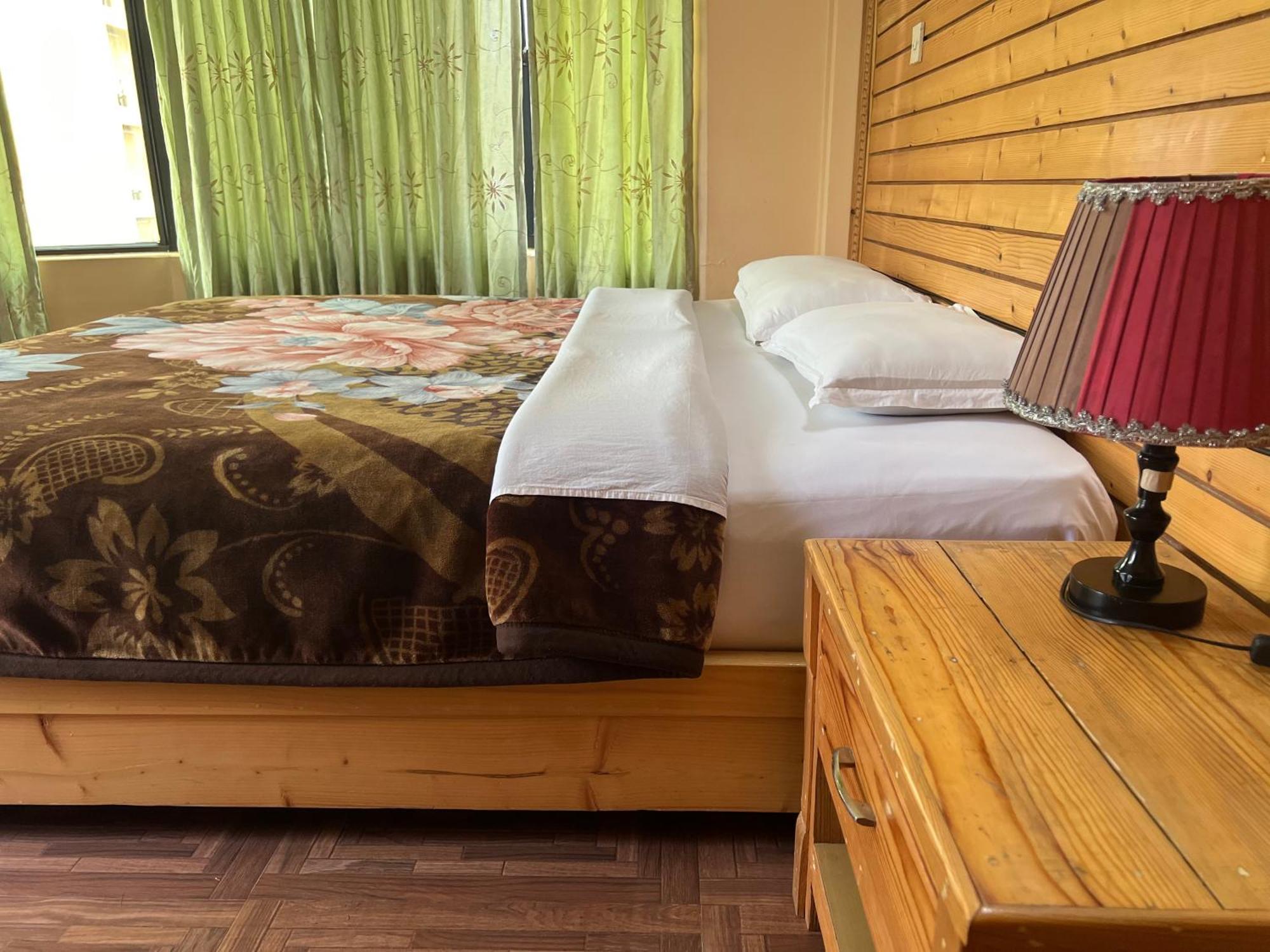 Hotel Diplomat Pokhara Buitenkant foto