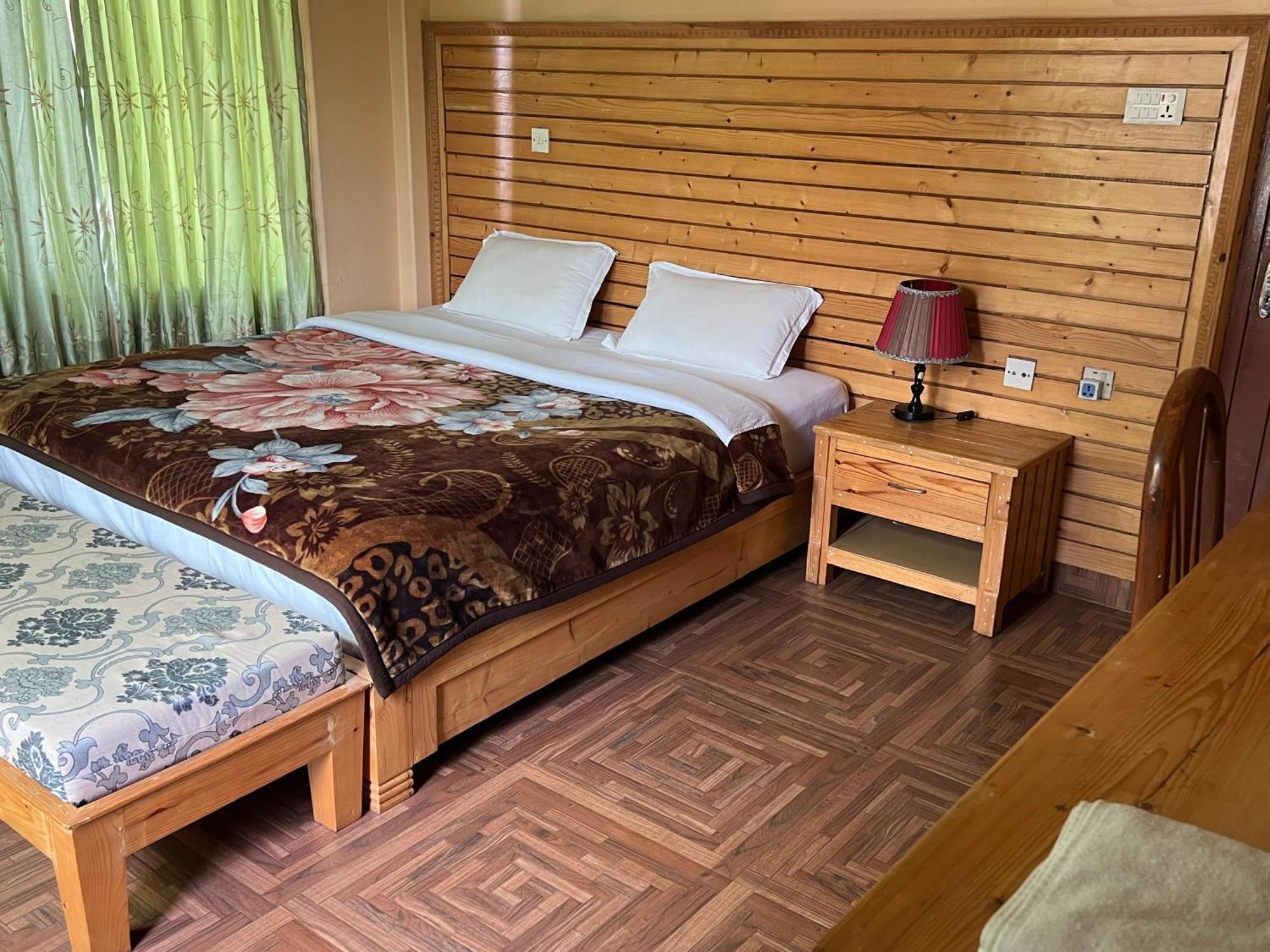 Hotel Diplomat Pokhara Buitenkant foto