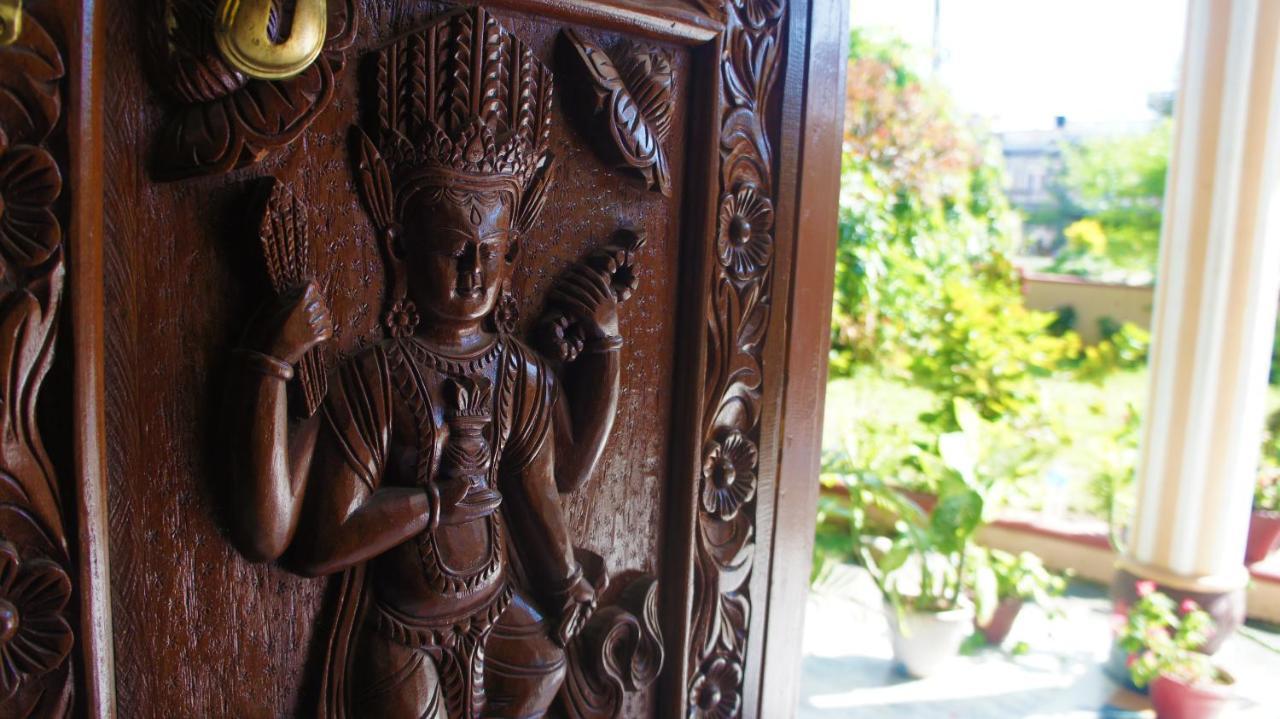 Hotel Diplomat Pokhara Buitenkant foto