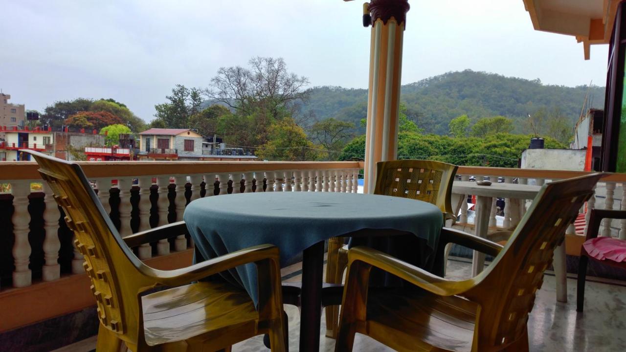 Hotel Diplomat Pokhara Buitenkant foto