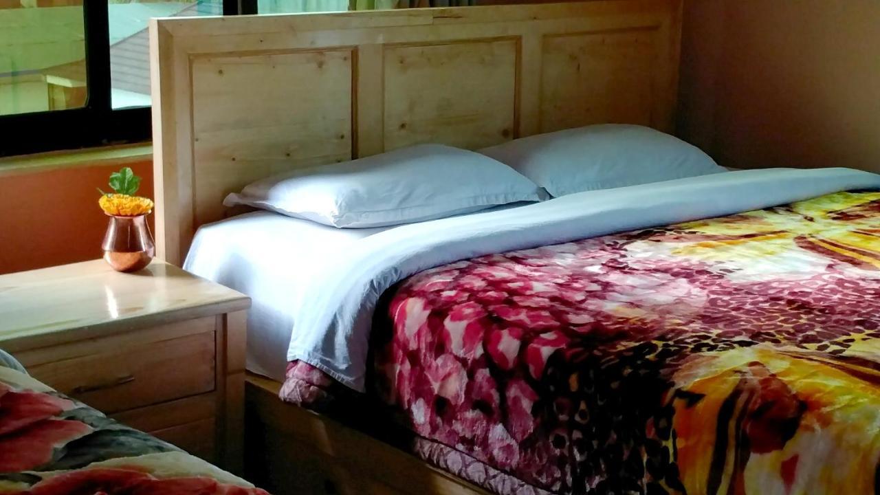 Hotel Diplomat Pokhara Buitenkant foto
