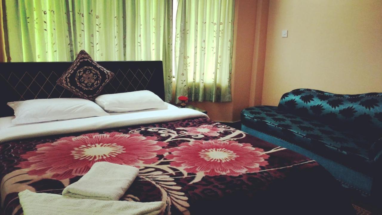 Hotel Diplomat Pokhara Buitenkant foto