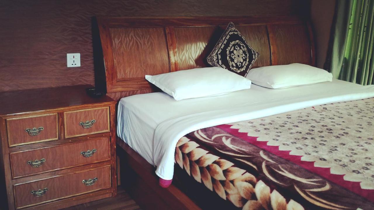 Hotel Diplomat Pokhara Buitenkant foto