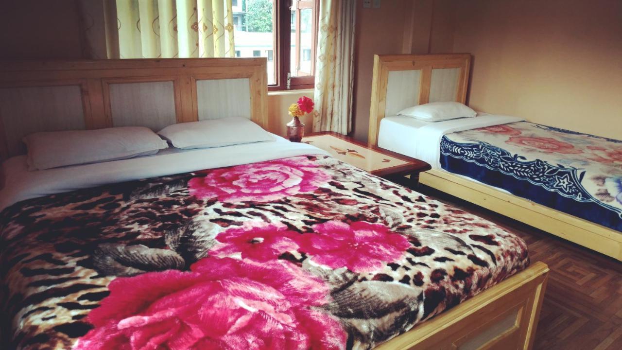 Hotel Diplomat Pokhara Buitenkant foto