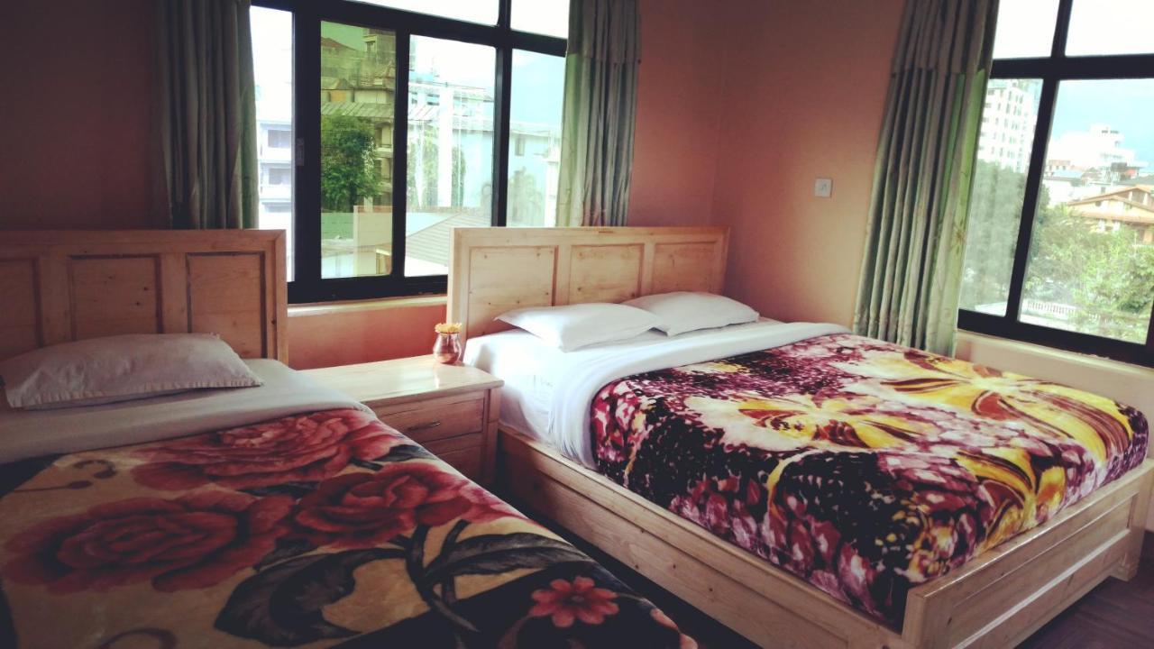 Hotel Diplomat Pokhara Buitenkant foto