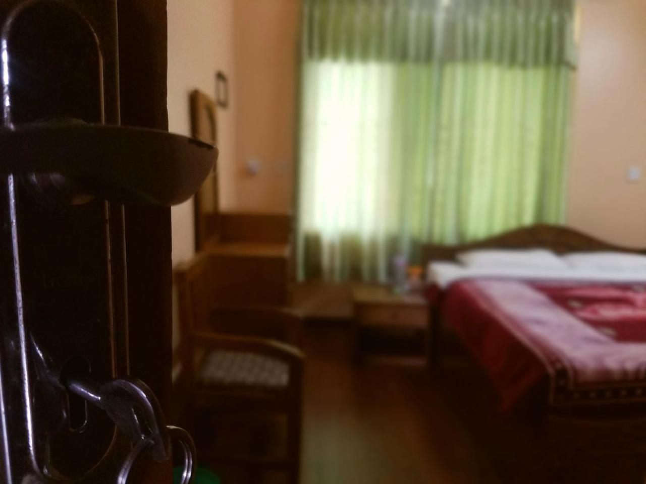 Hotel Diplomat Pokhara Buitenkant foto