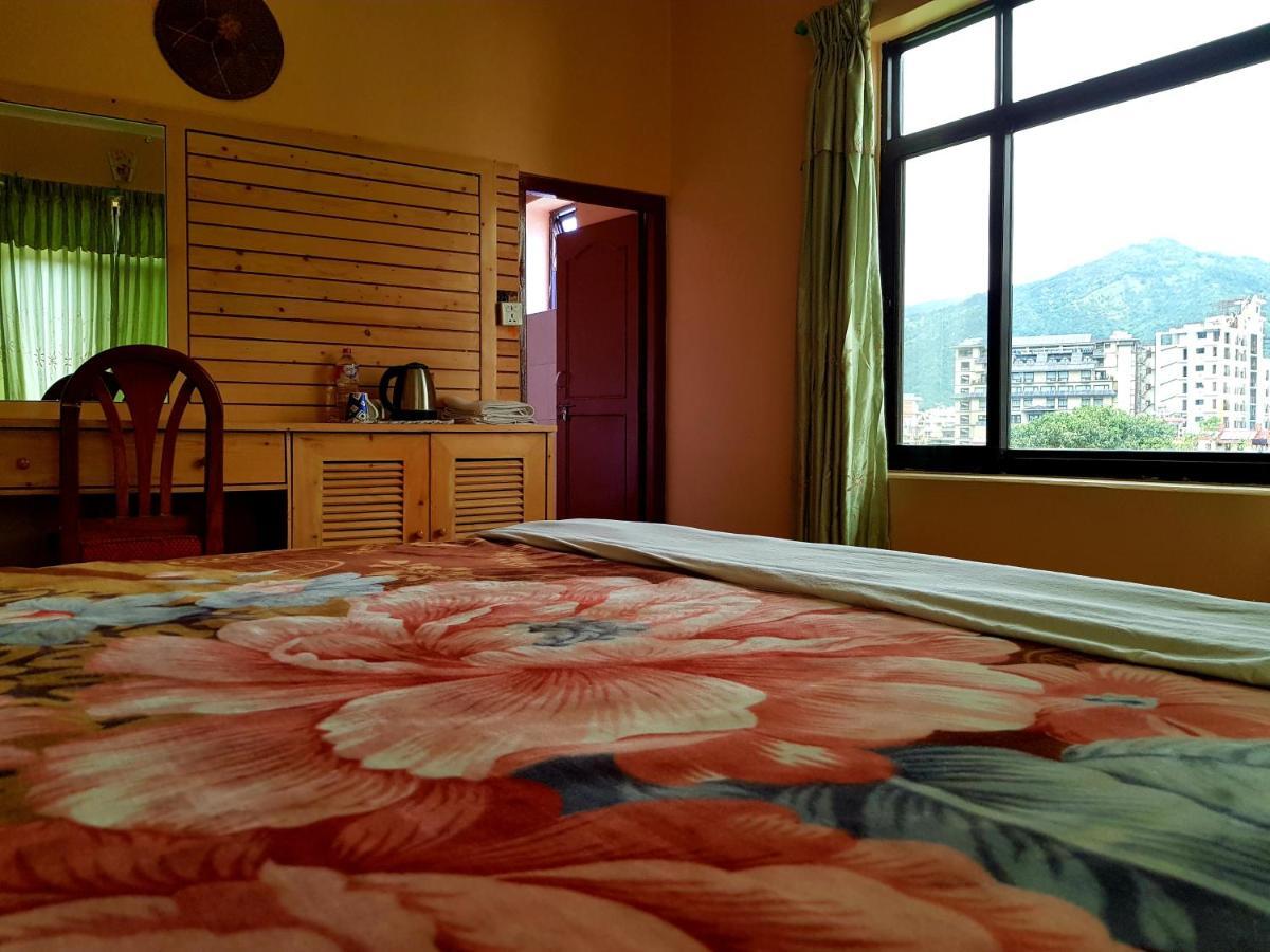 Hotel Diplomat Pokhara Buitenkant foto