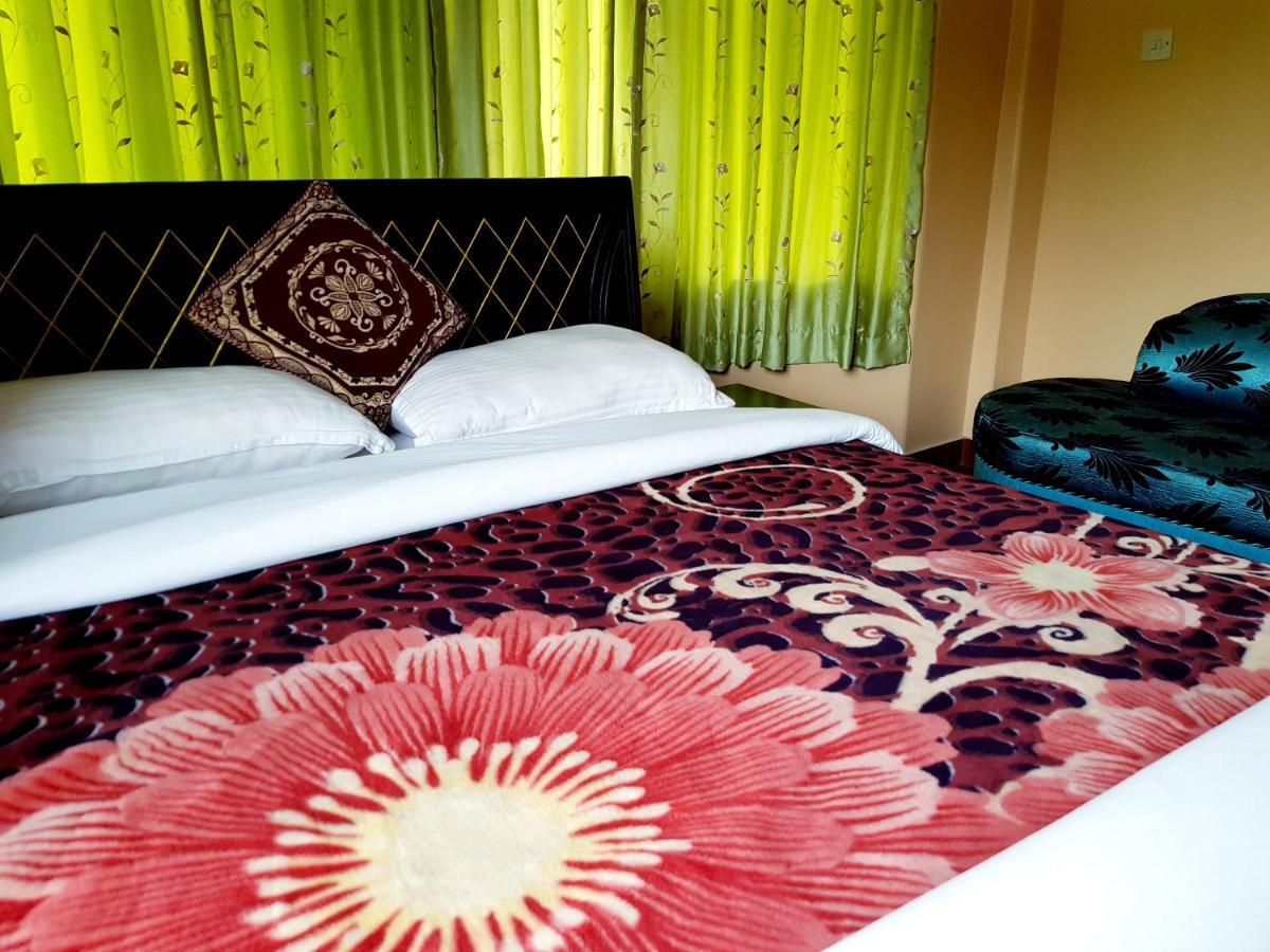 Hotel Diplomat Pokhara Buitenkant foto