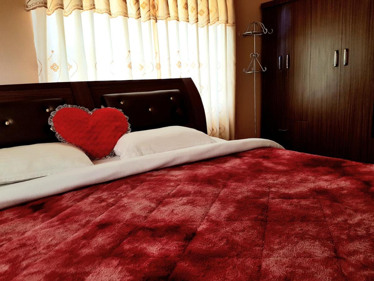 Hotel Diplomat Pokhara Buitenkant foto